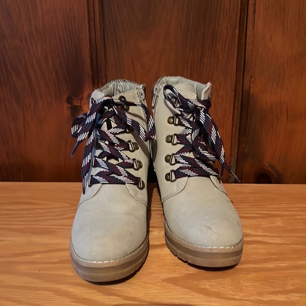 Maurice’s 7.5 women booties